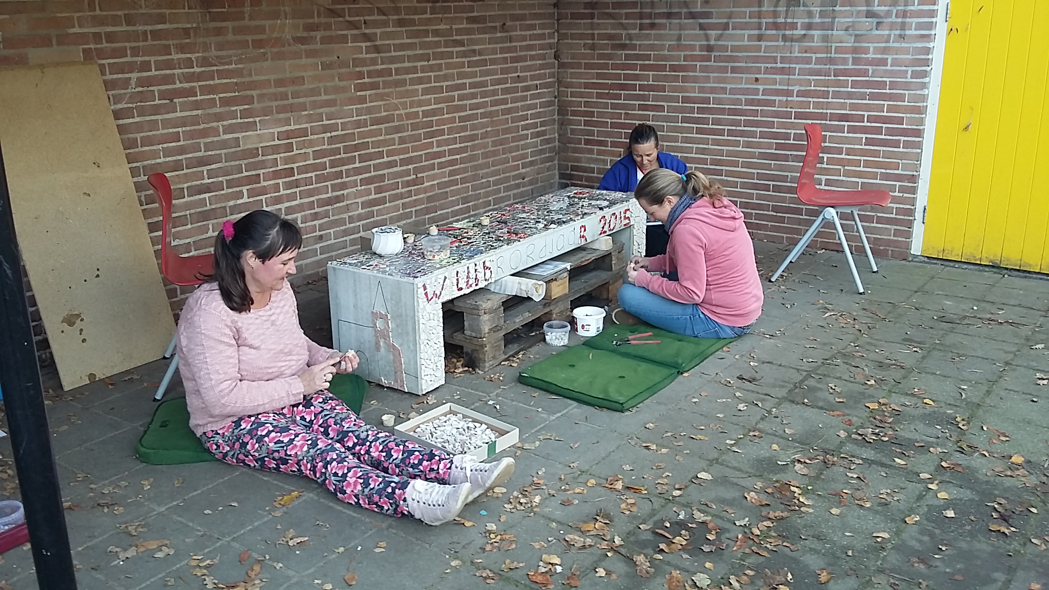 Leerlingen Willibrord-school vereeuwigd in Willibrordusbankje 