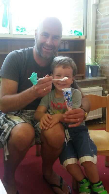 Papa's op bezoek met hun vaderdagcadeau in groep 1