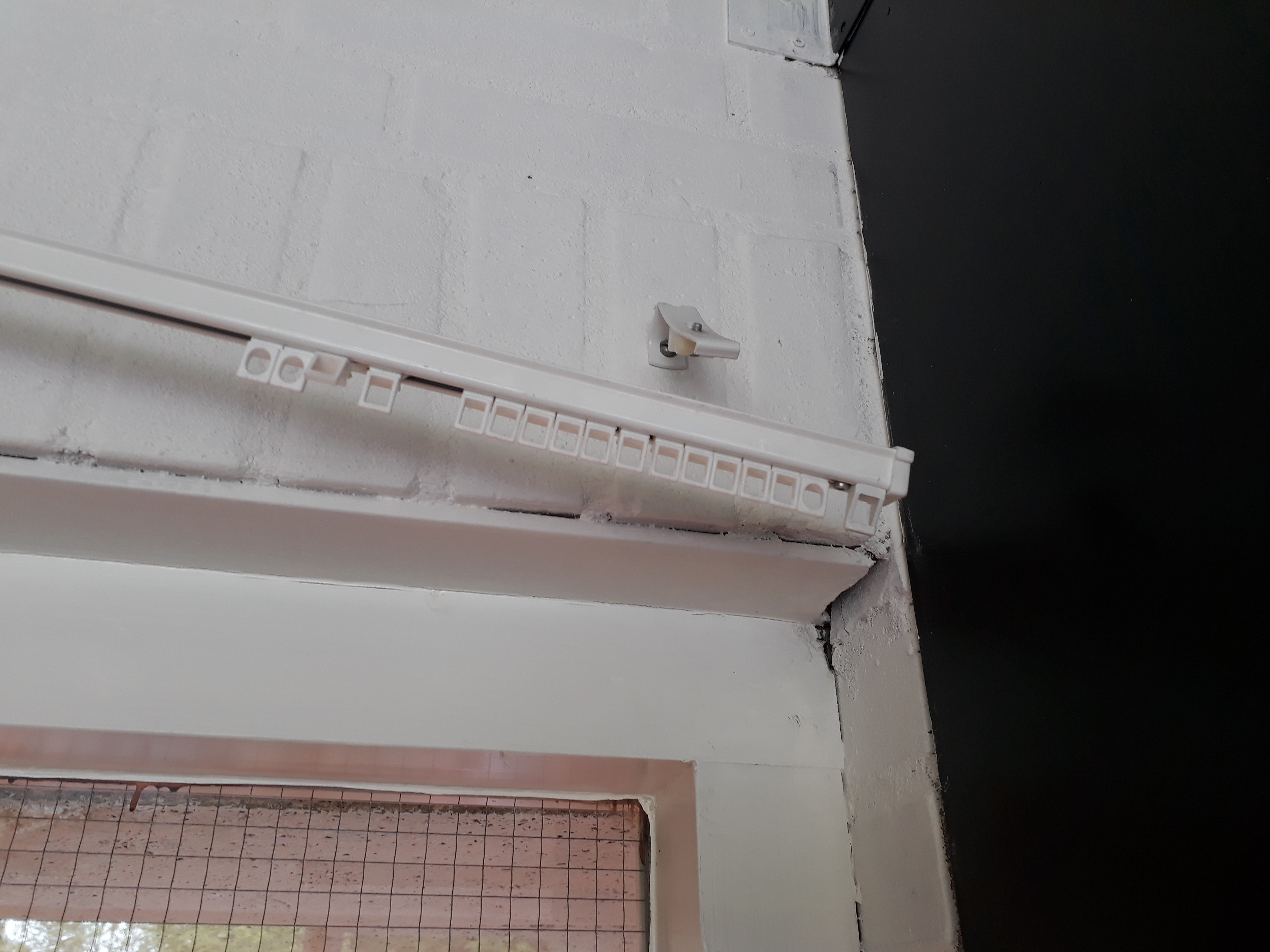 Hulp gezocht! Gordijnrails aula