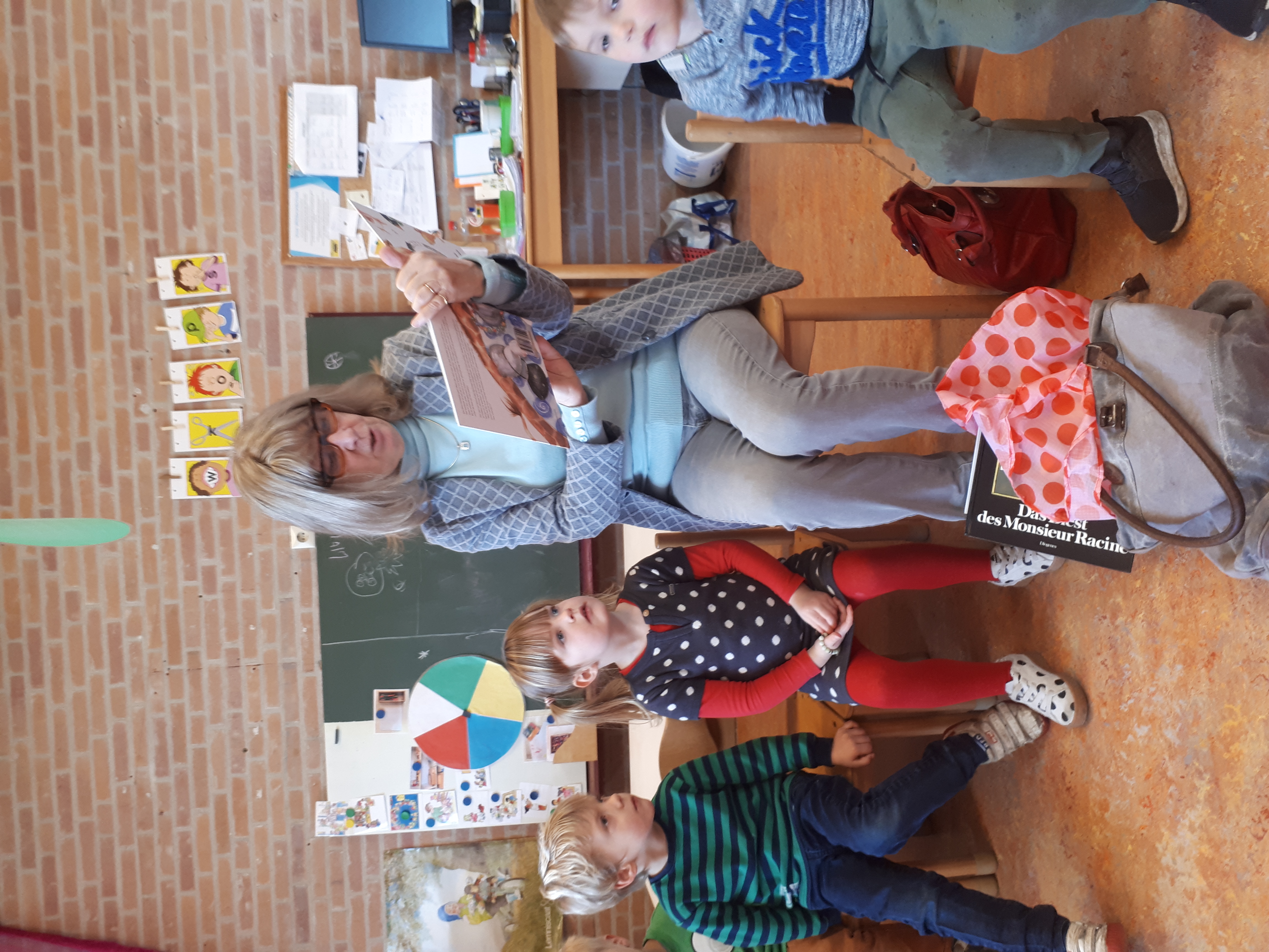 Voorleesoma en schrijfster in de klas