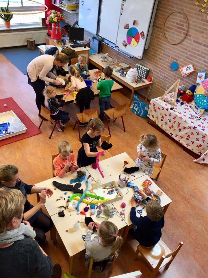 Gehecht aan een tafeltje en stoeltje?