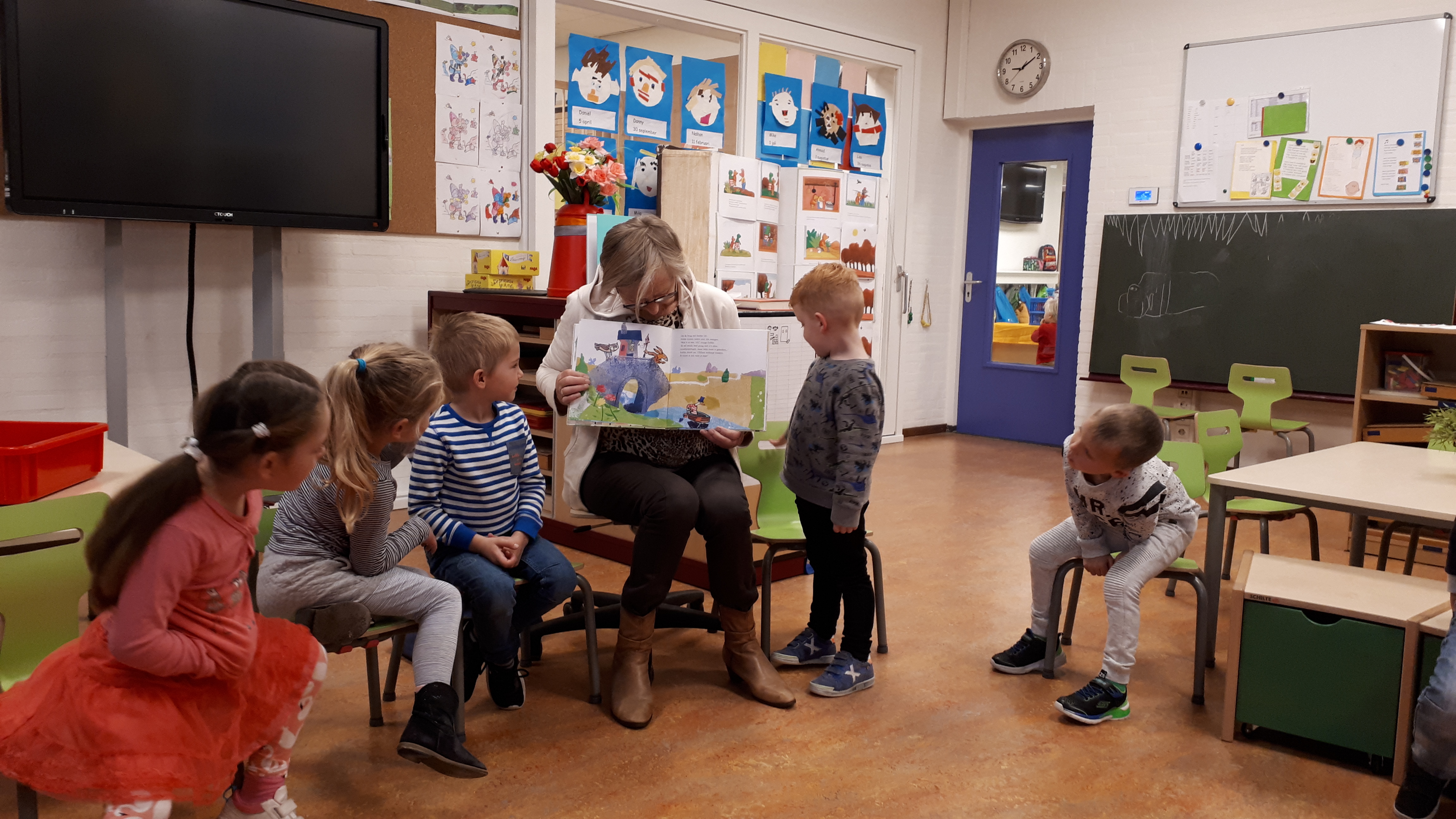 Voorleesoma in groep 1/2 a