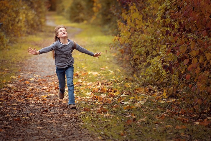 kind bos rennen herfst