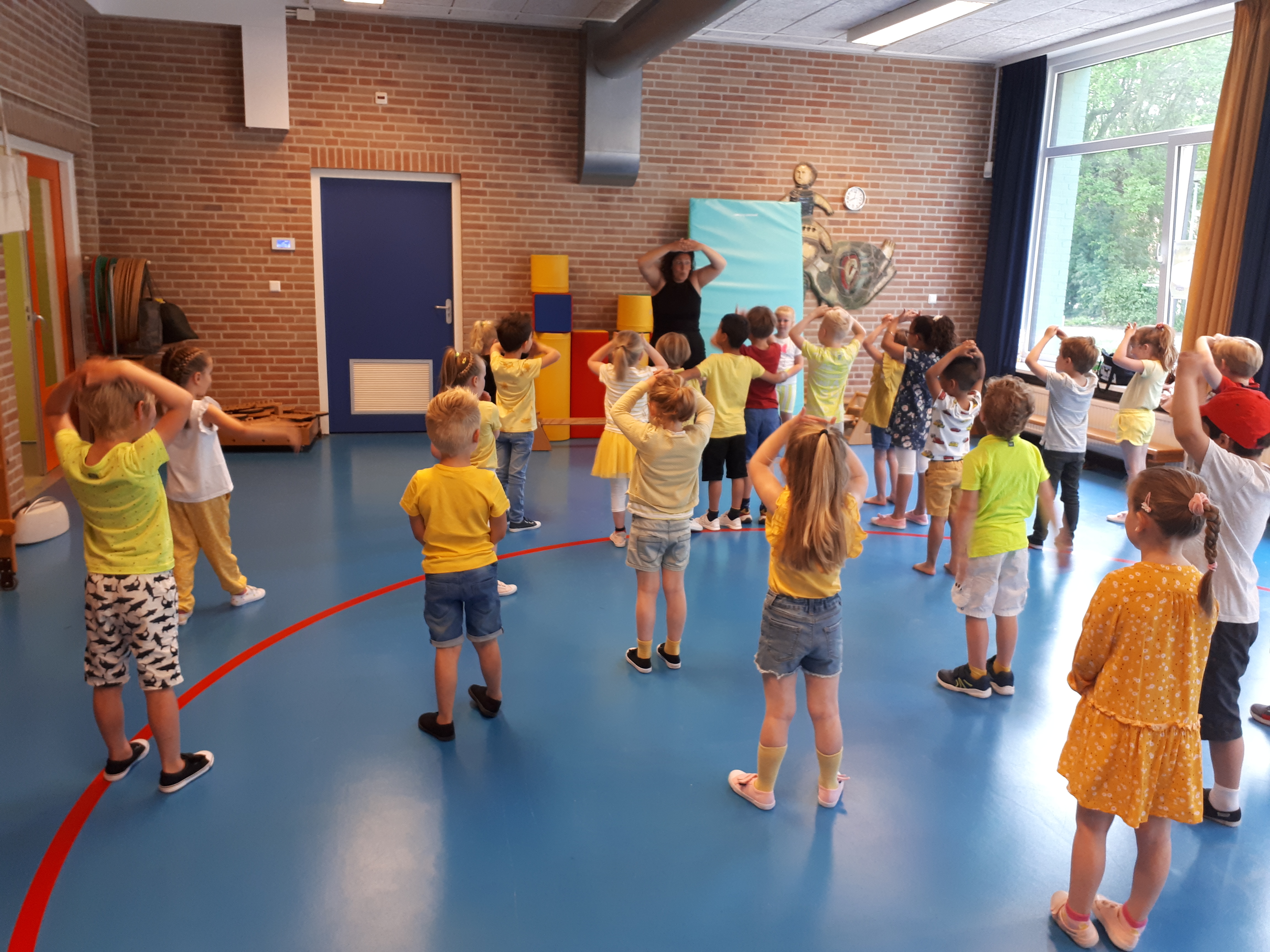 Groep 1-2 B danst met Samba Salad