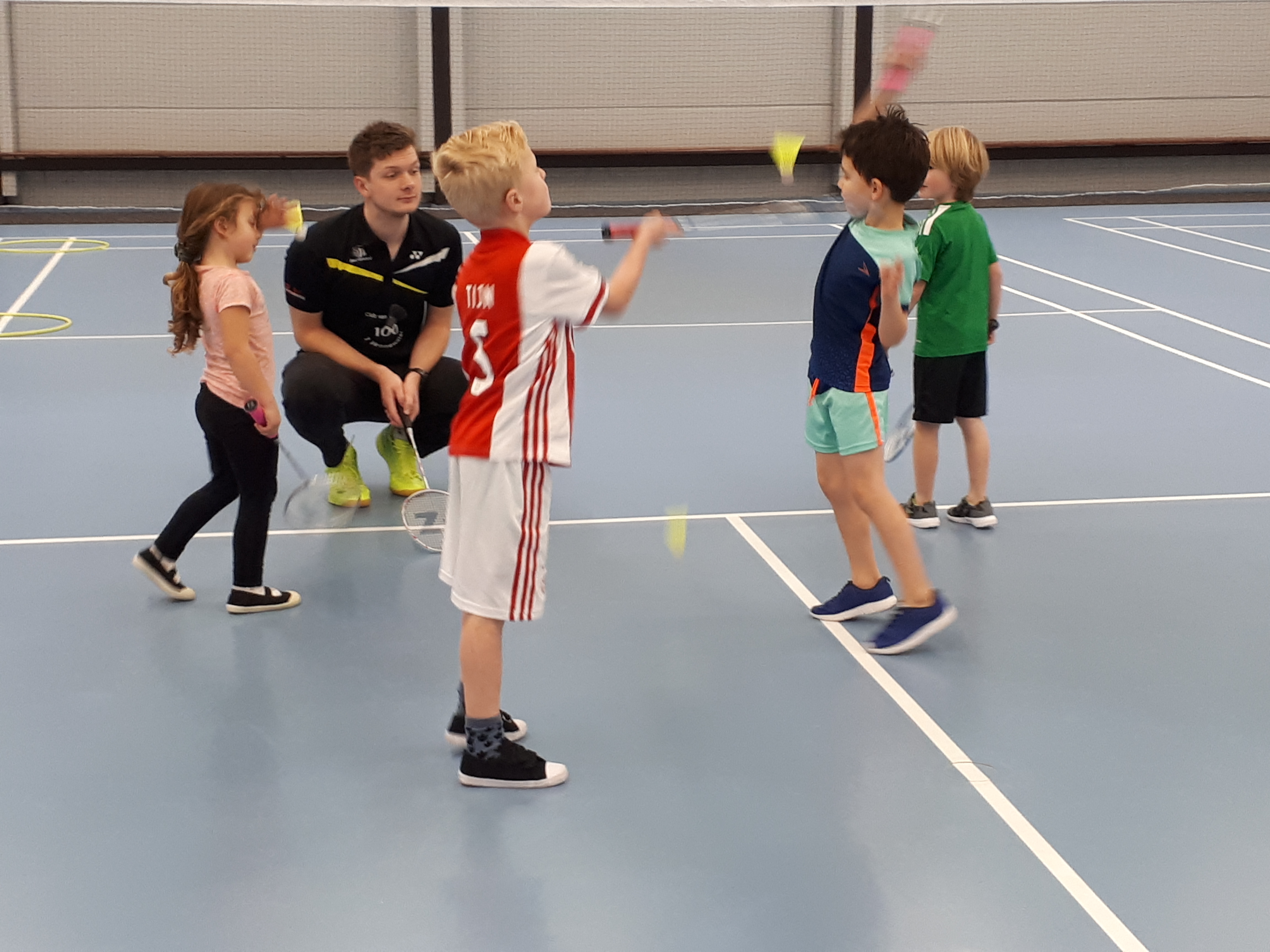 Badmintonles groep 1-2 b