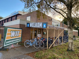 Fietsen bij de sporthal.